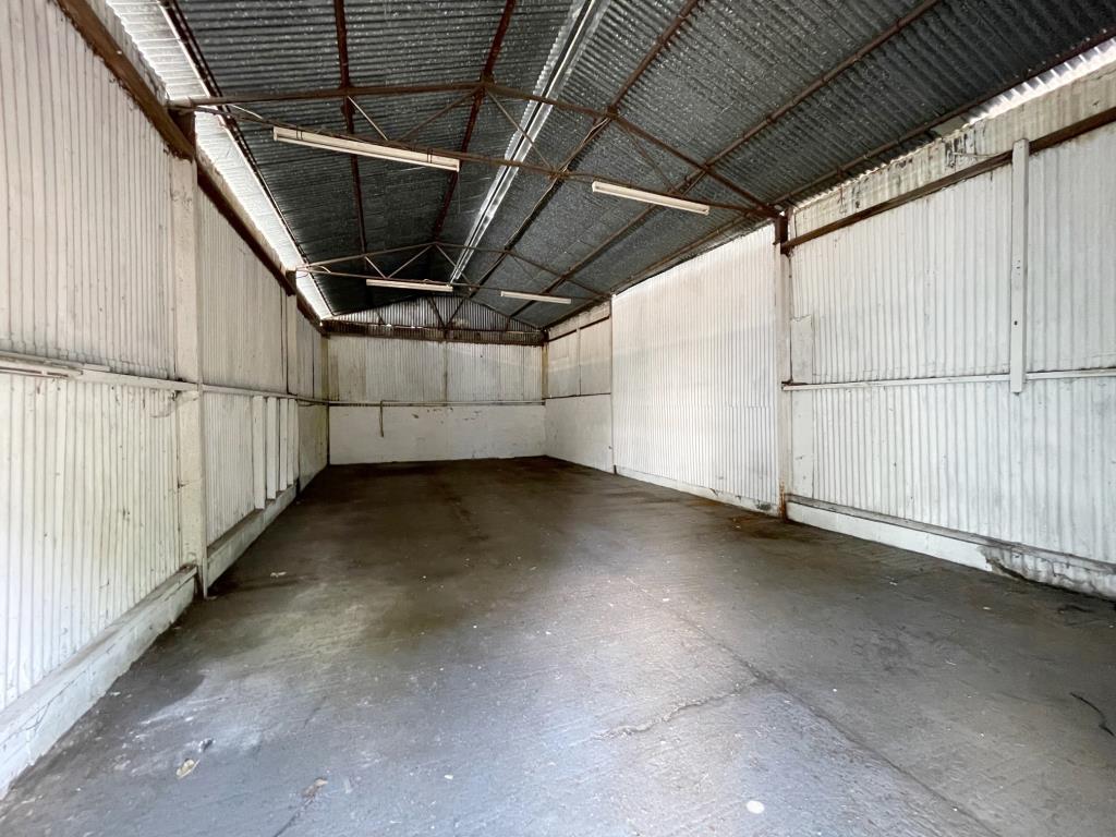 Lot: 133 - COMMERCIAL PROPERTY AND YARD WITH PLANNING - Inside lock up unit 2